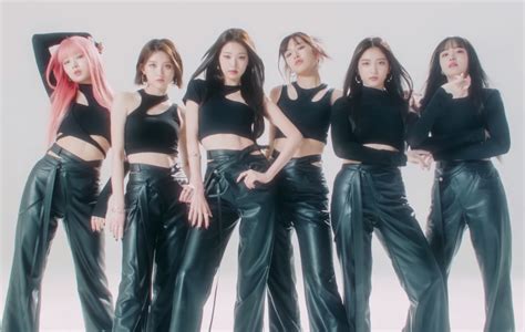IVE's 'I AM' music video surpasses 100 million views .